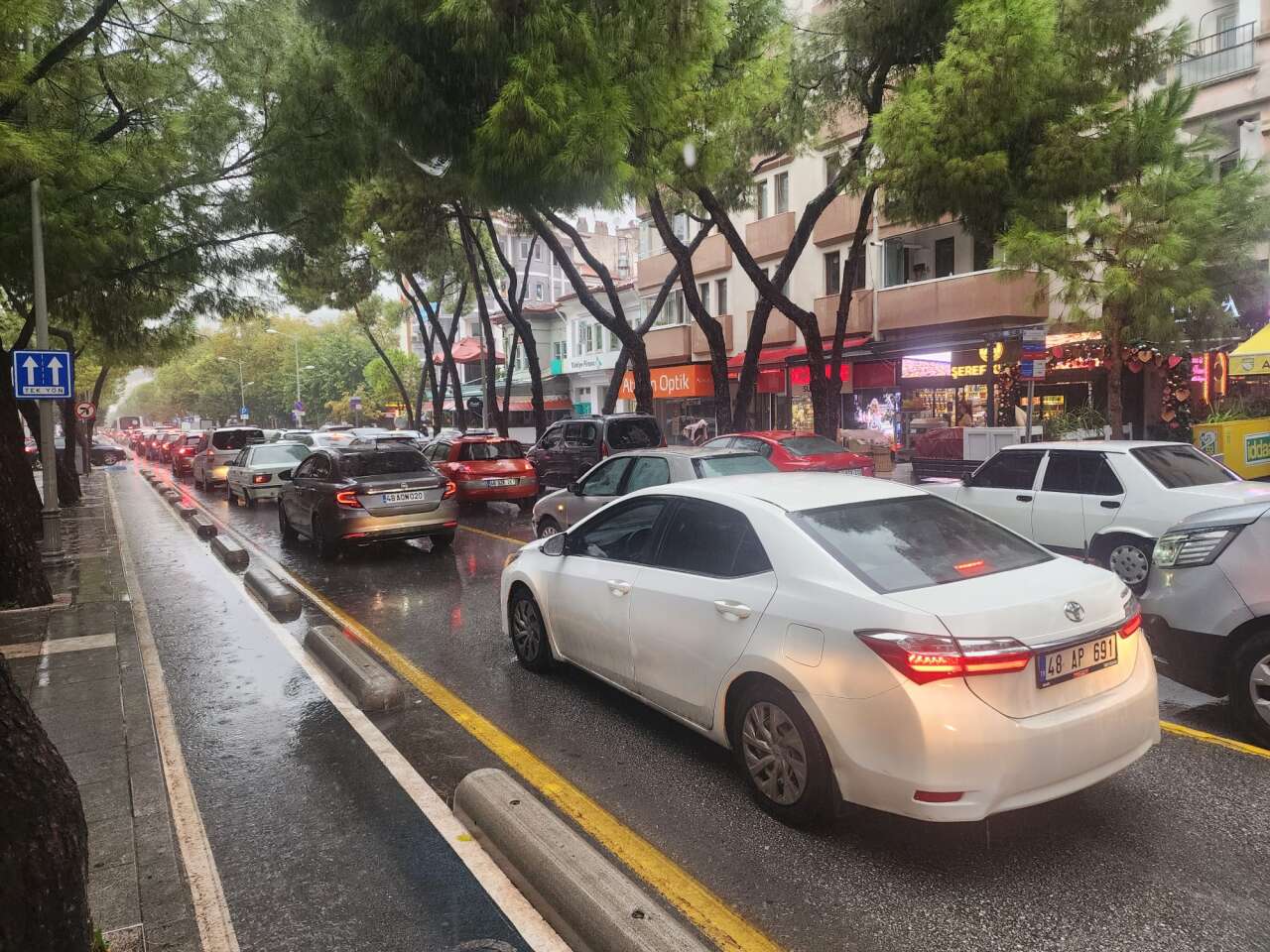 Muğla’da Yağmur Trafiği Felç Etti, Menteşe’de Araçlar İlerlemekte Zorlandı 1